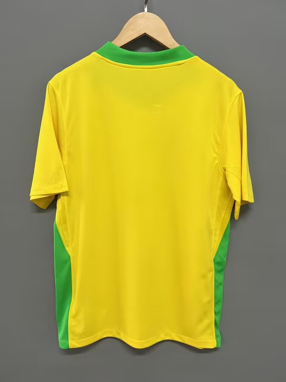 Maillot de football Brésil taille 25/26, couleur verte, portant logo et design officiel de Le 12 -ème Maillot.