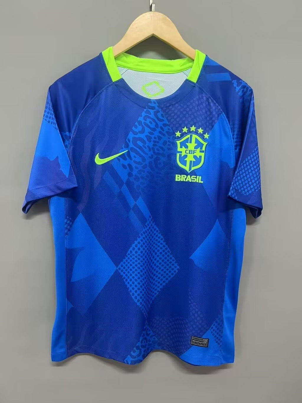 Maillot de football 25/26 Brésil Le 12, maillot officiel avec logo et détails du design, vue de face.