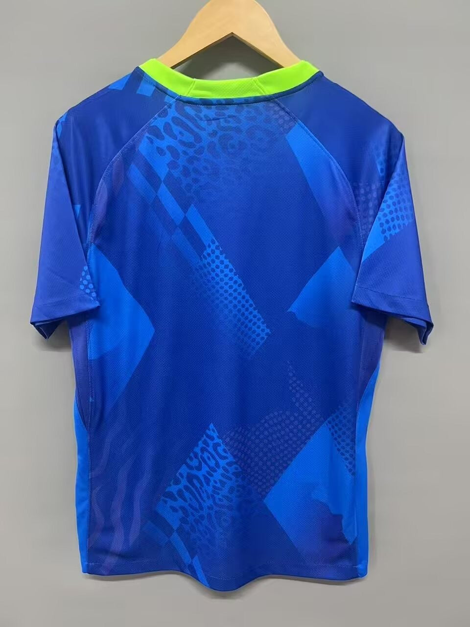 Maillot de football Brésil 25/26 Le 12 -ème Maillot, maillot de sport avec design officiel, vue de face sur fond blanc