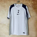 Maillot 24/25 Tottenham Spécial de la marque Le 12-ème Maillot, vue de face avec logo et détails du maillot de football.