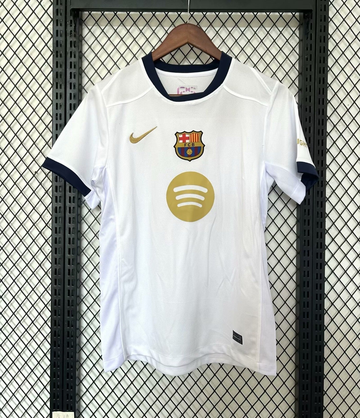 Maillot de football Barcelone 25/26 Le 12 -ème Maillot, maillot de sport avec logo du club et design officiel.