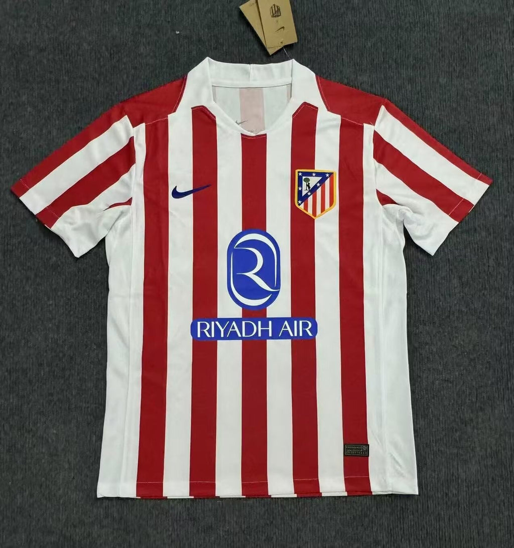 Maillot domicile Atlético Madrid 25/26, marque Le 12 -ème Maillot, en coton rouge avec logo du club et détails bleus.
