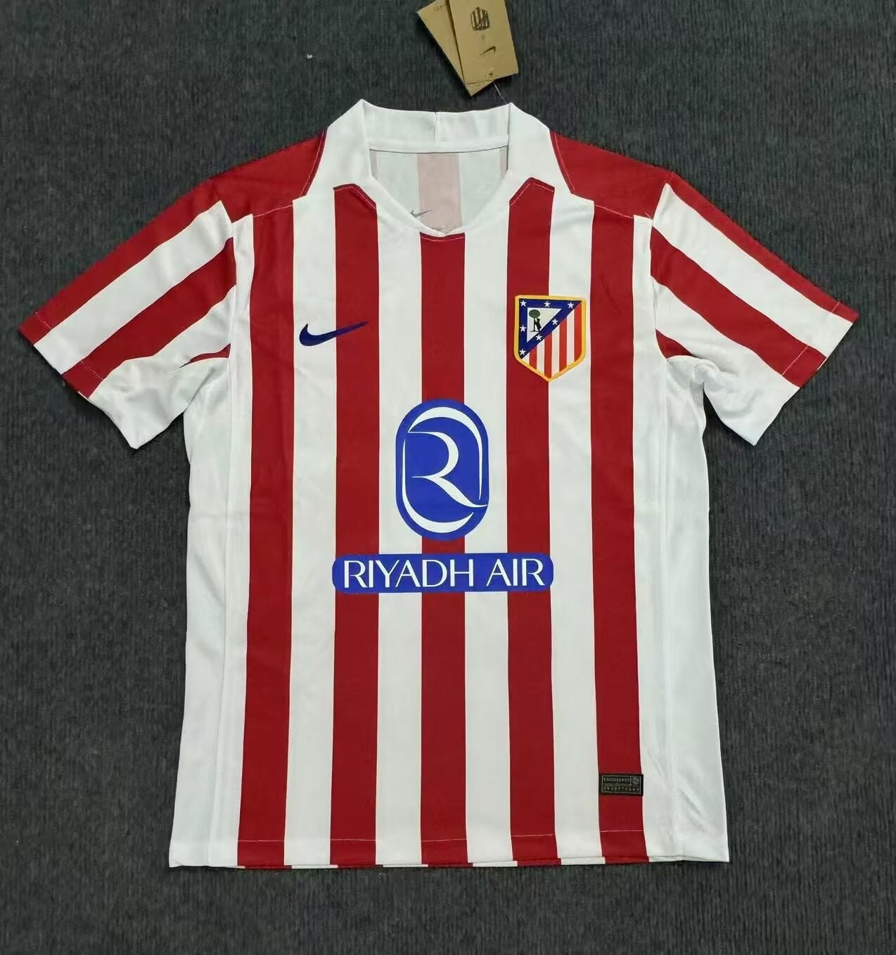 Maillot domicile Atlético Madrid 25/26, marque Le 12 -ème Maillot, en coton rouge avec logo du club et détails bleus.