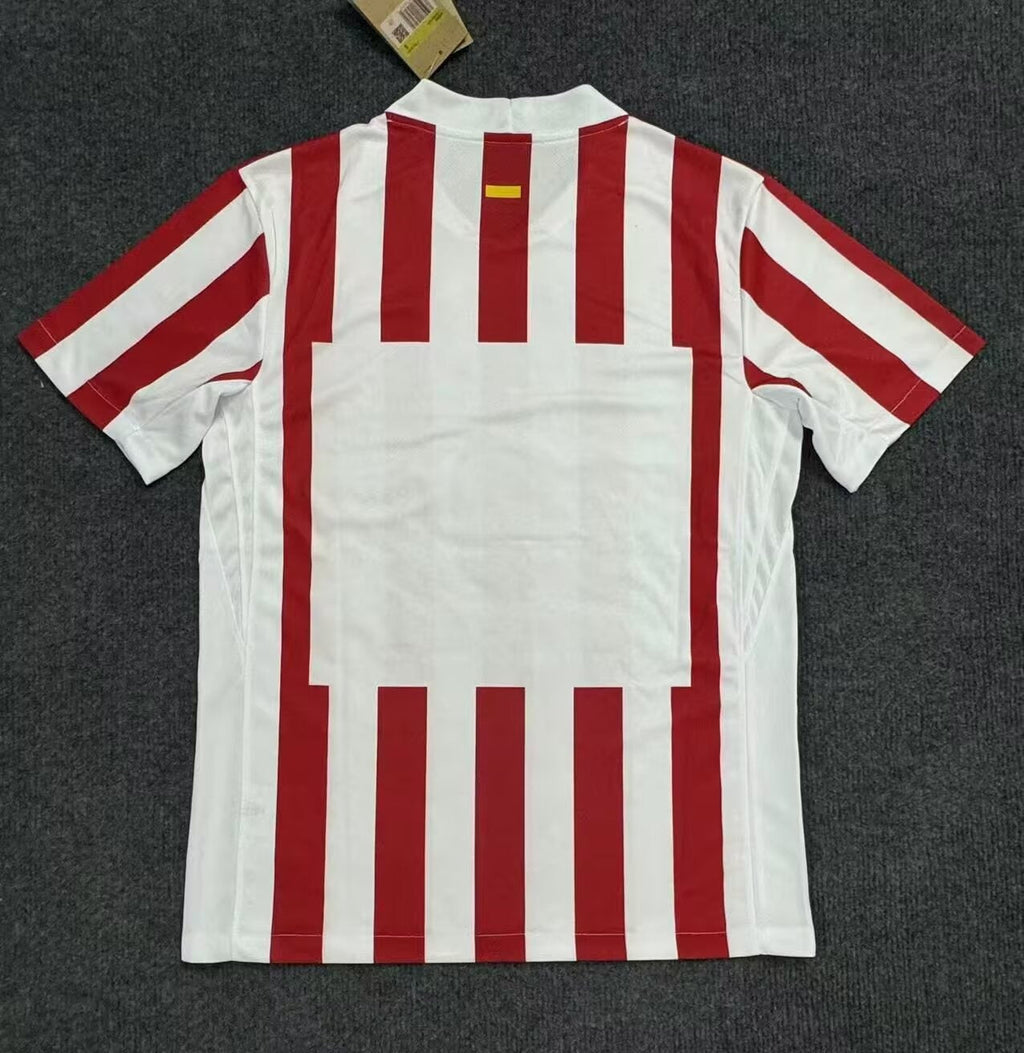 Maillot domicile Atlético Madrid 25/26 Le 12-ème Maillot, maillot de football rouge avec le logo et les détails de l'équipe.