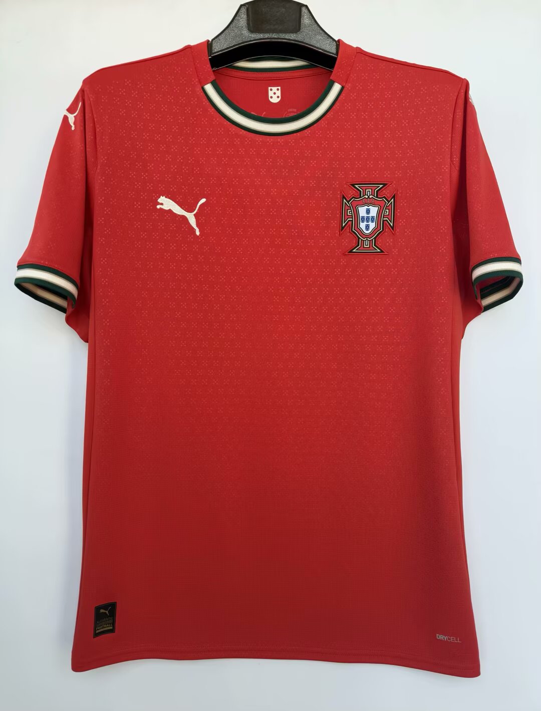 Maillot Portugal 25/26 de la marque Le 12 -ème, maillot de football avec les couleurs traditionnelles portugaises.