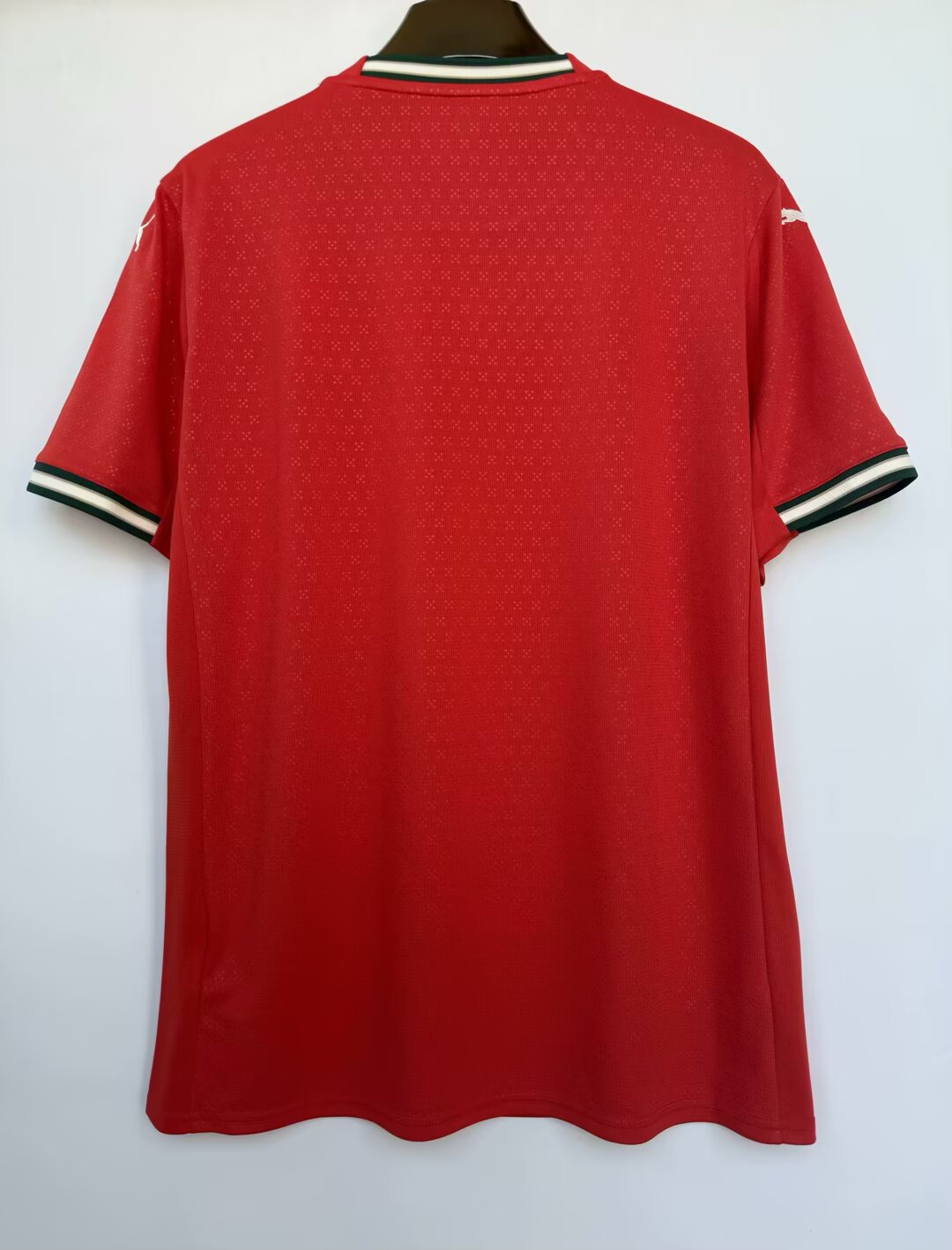 Maillot Portugal 25/26 de la marque Le 12-ème Maillot, maillot de football avec drapeau portugais visible sur le devant.