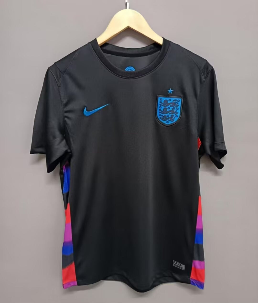 Maillot de football Angleterre 25/26, marque Le 12 -ème Maillot, vue de face avec logo et design traditionnel.