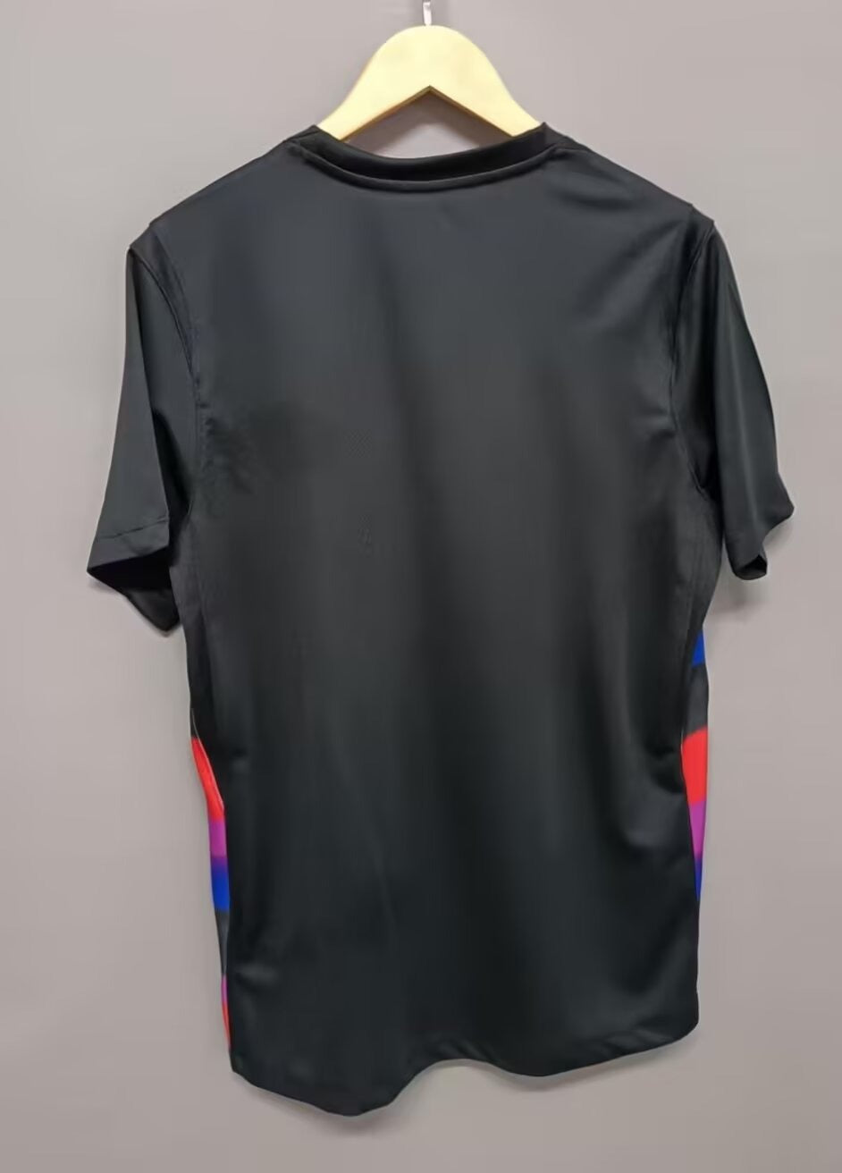 Maillot de football Angleterre 25/26 de la marque Le 12 -ème Maillot, vue de face avec design bleu et blanc.