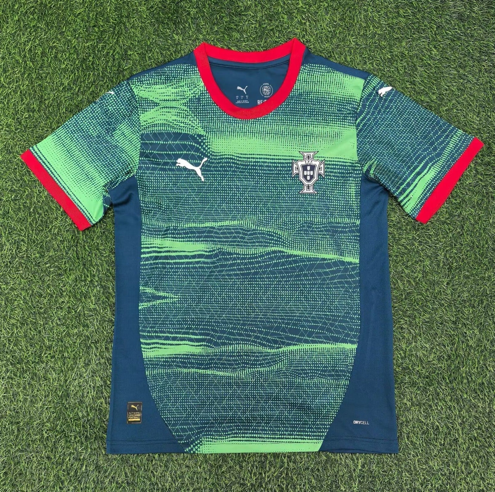 Maillot Portugal 25/26 Le 12 -ème Maillot, maillot de football avec couleurs et logo Portugal visible.