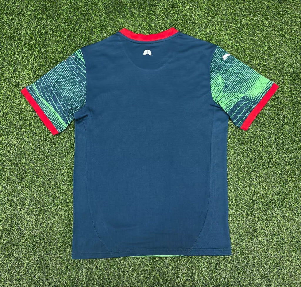 Maillot Portugal 25/26 Le 12 -ème Maillot, maillot de football avec logo Portugal, couleurs rouge et vert, visible en gros plan.