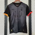Maillot de football Galatasaray 24/25, version spéciale, en bleu et rouge, avec logo de Le 12 -ème Maillot visible.