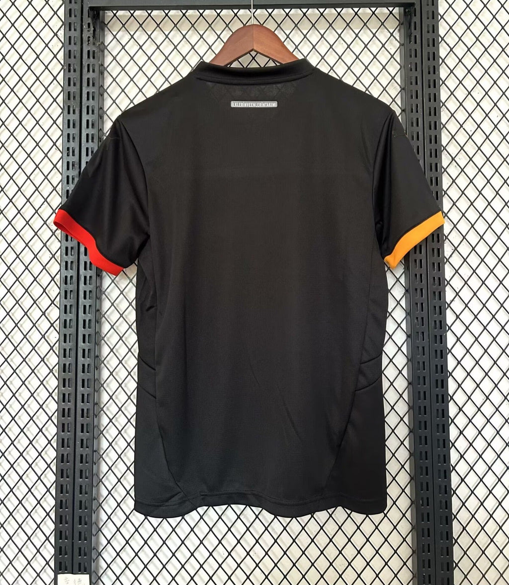 Maillot 24/25 Galatasaray Le 12 -ème Maillot, maillot de football avec logo et design officiel, vue de face.
