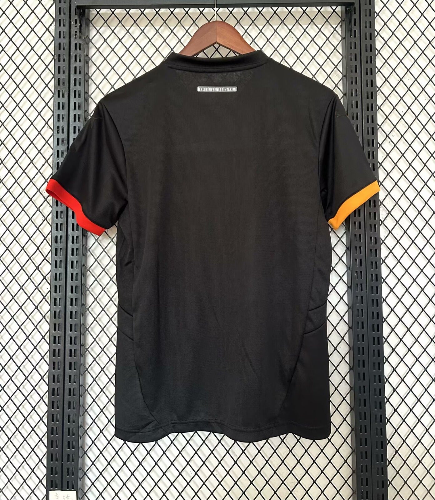 Maillot 24/25 Galatasaray Le 12 -ème Maillot, maillot de football avec logo et design officiel, vue de face.