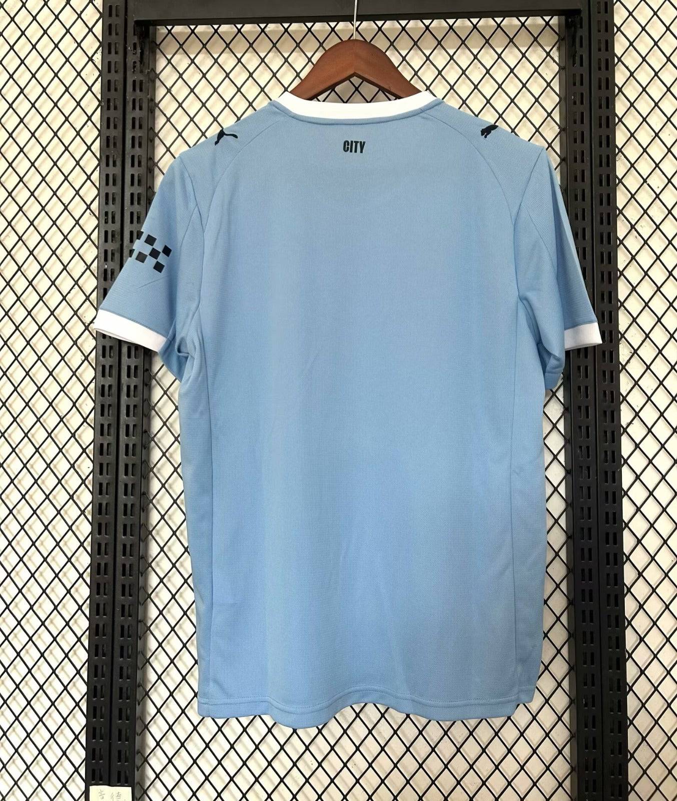 Maillot domicile Manchester City Le 12 -ème Maillot, maillot de football bleu avec logo et détails blancs, taille 25/26.