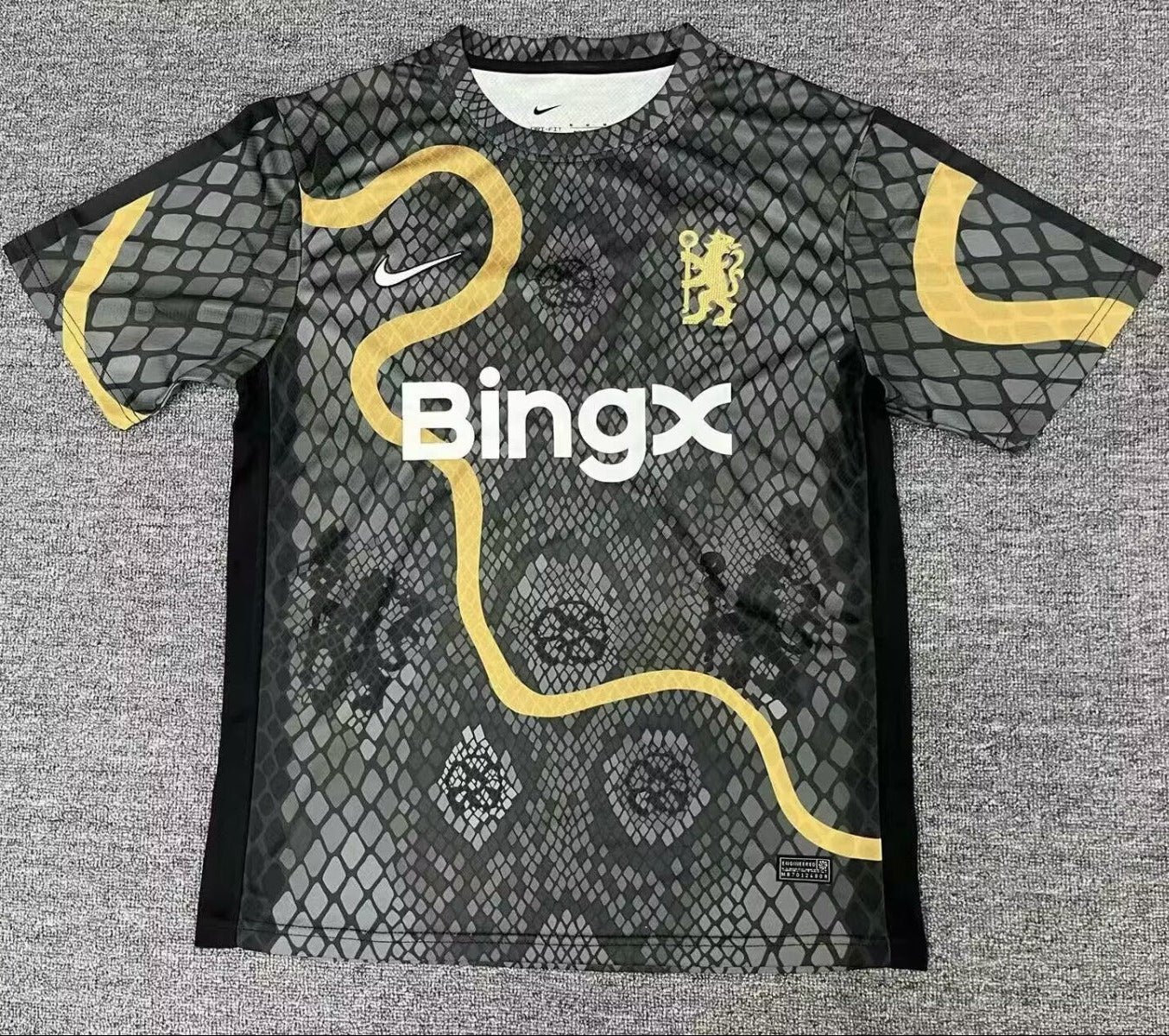 Maillot Chelsea 25/26 Le 12 -ème Maillot, maillot de football bleu avec logo et détails du club, visible en gros plan.