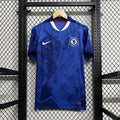 Maillot domicile Chelsea 25/26 de Le 12 -ème Maillot, maillot de football bleu avec logo officiel et détails du club.