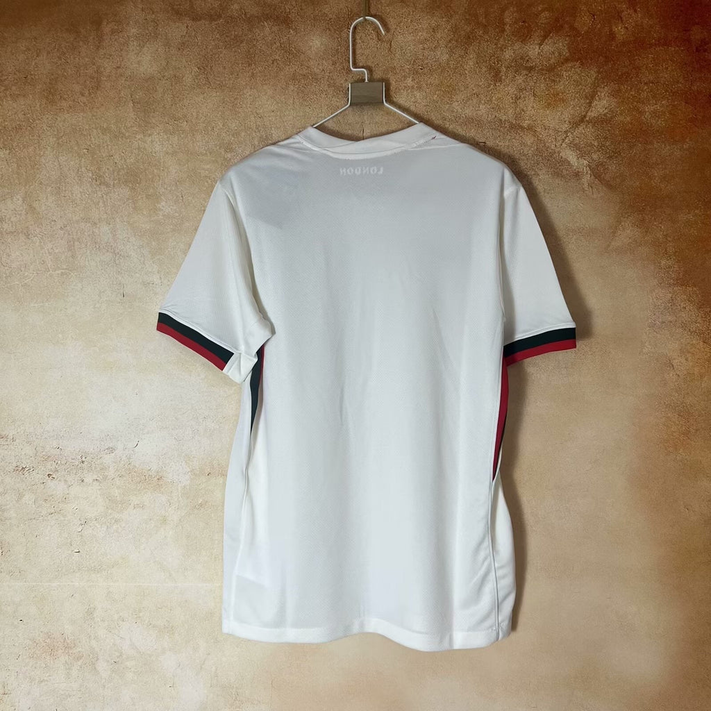 Maillot extérieur Chelsea 25/26 de Le 12 -ème Maillot, vue en gros plan, avec logo et détails du tissu.
