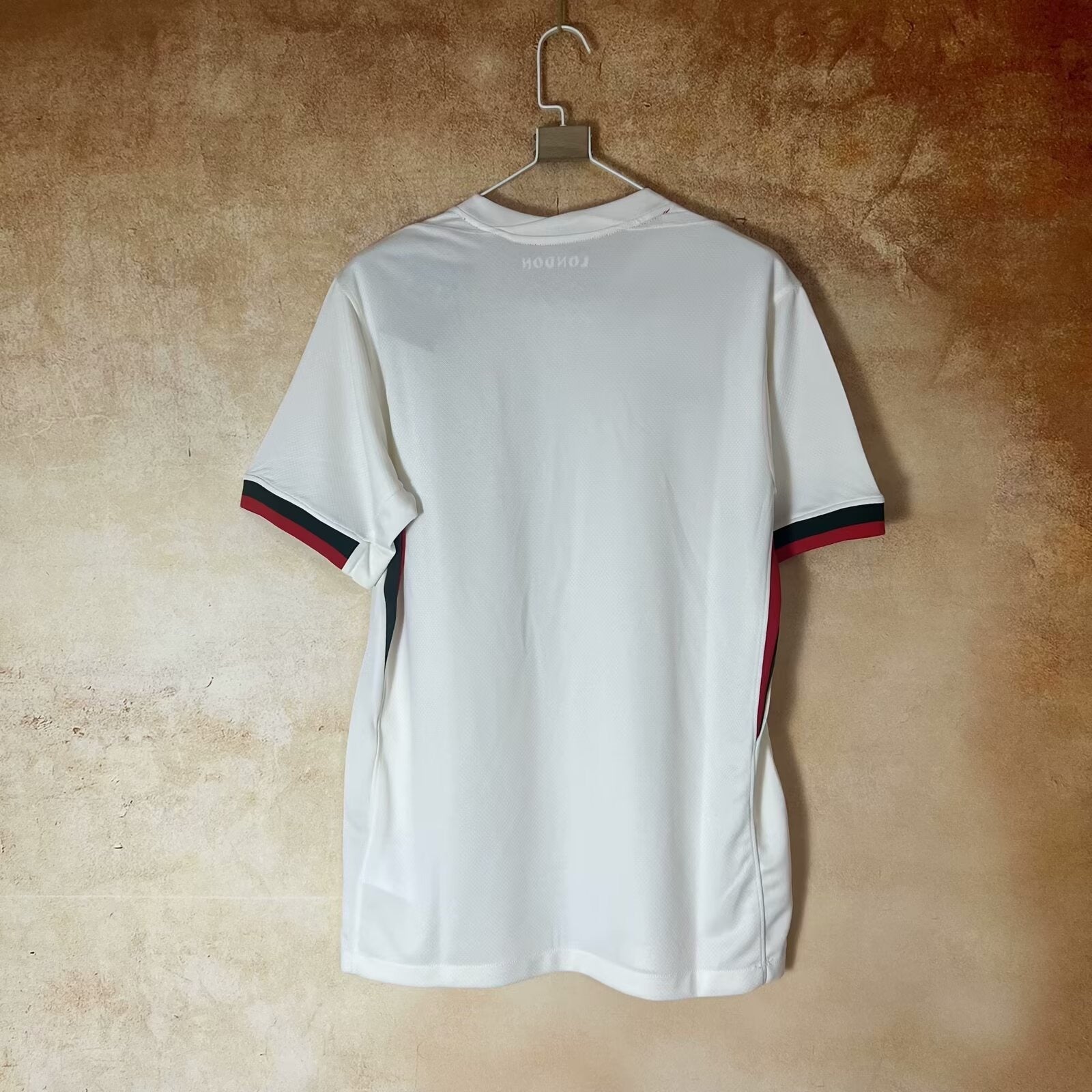 Maillot extérieur Chelsea 25/26 de Le 12 -ème Maillot, vue en gros plan, avec logo et détails du tissu.