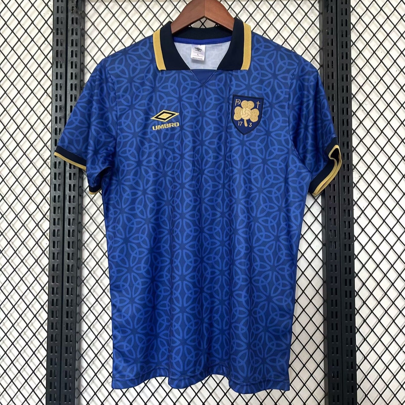 Maillot Saint-Patrick 25/26 de la marque Le 12 -ème Maillot, vue de face avec logo et motifs verts.