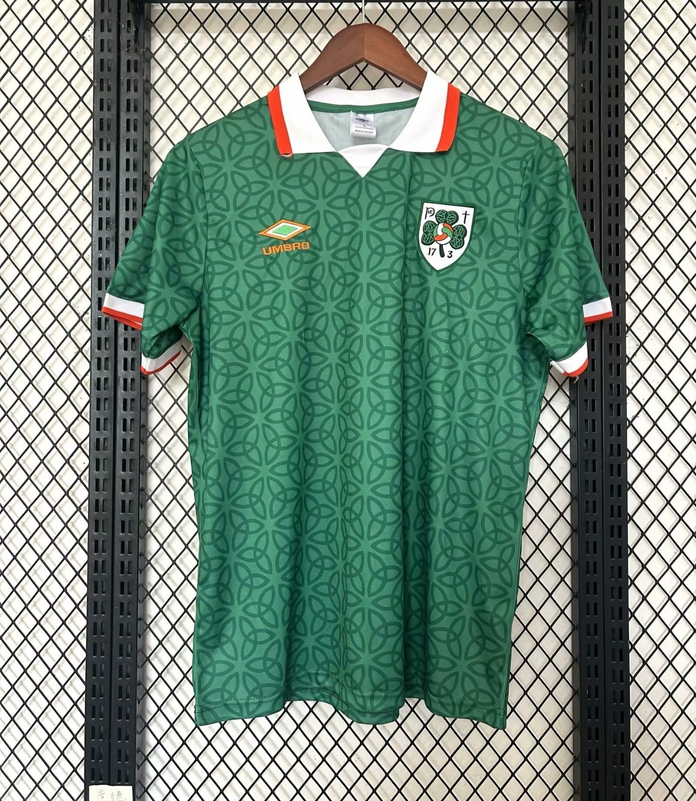 Maillot Saint-Patrick 25/26 de la marque Le 12 -ème Maillot, vue de face avec logo et détails verts.