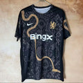Maillot de football Chelsea 25/26 de Le 12, vue de face avec logo et détails en bleu et blanc.