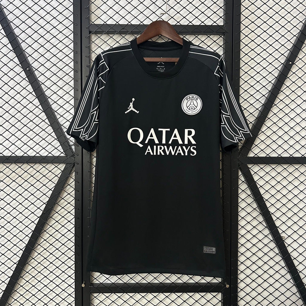 Maillot PSG 24/25 noir de Le 12 -ème Maillot, jersey de football avec logo du Paris Saint-Germain visible.