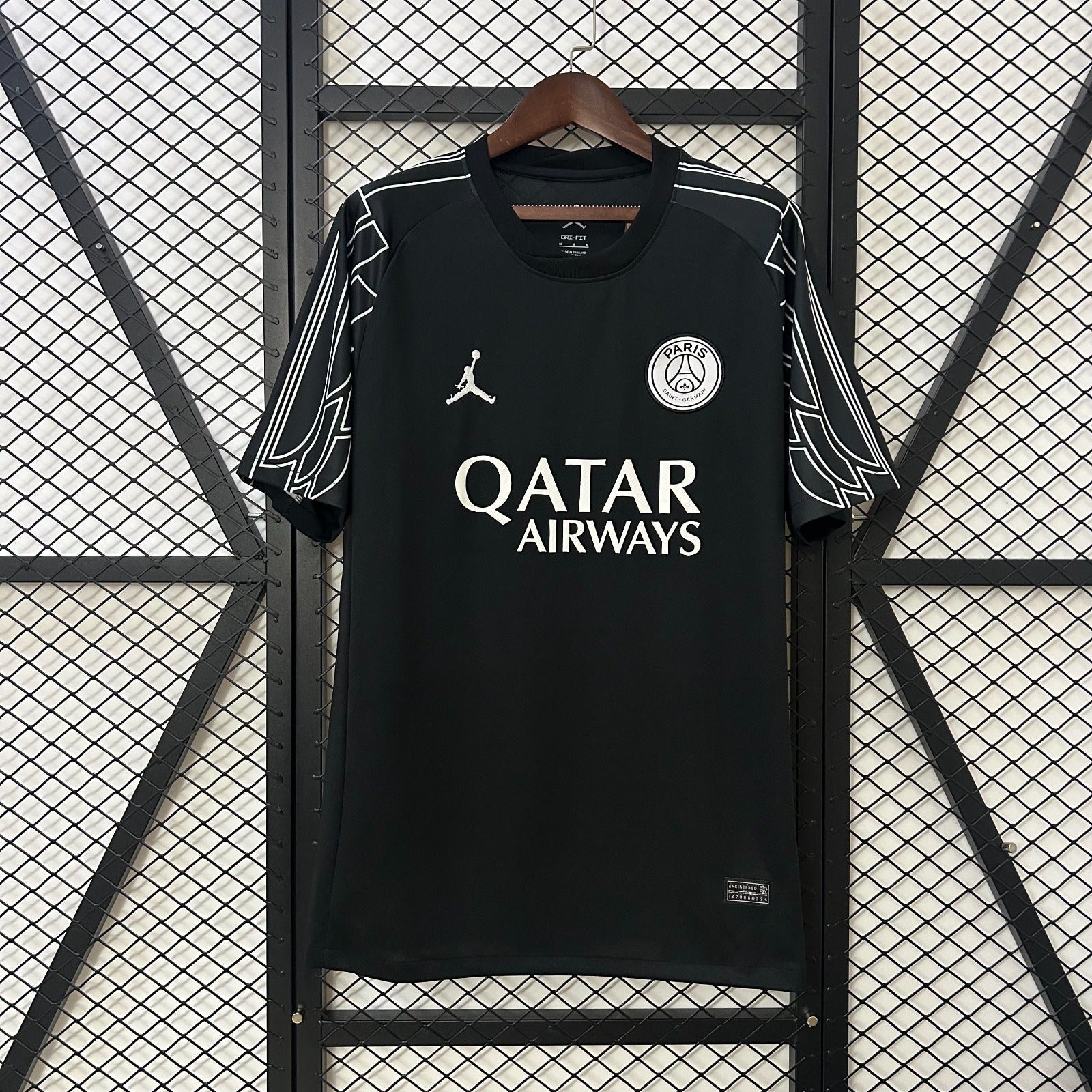 Maillot PSG 24/25 noir de Le 12 -ème Maillot, jersey de football avec logo du Paris Saint-Germain visible.