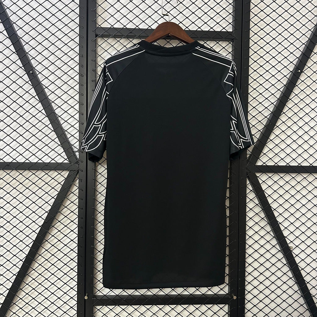 Maillot de football PSG 2024/2025 noir Le 12 -ème Maillot, vue de face, détails du design et logo de l'équipe.