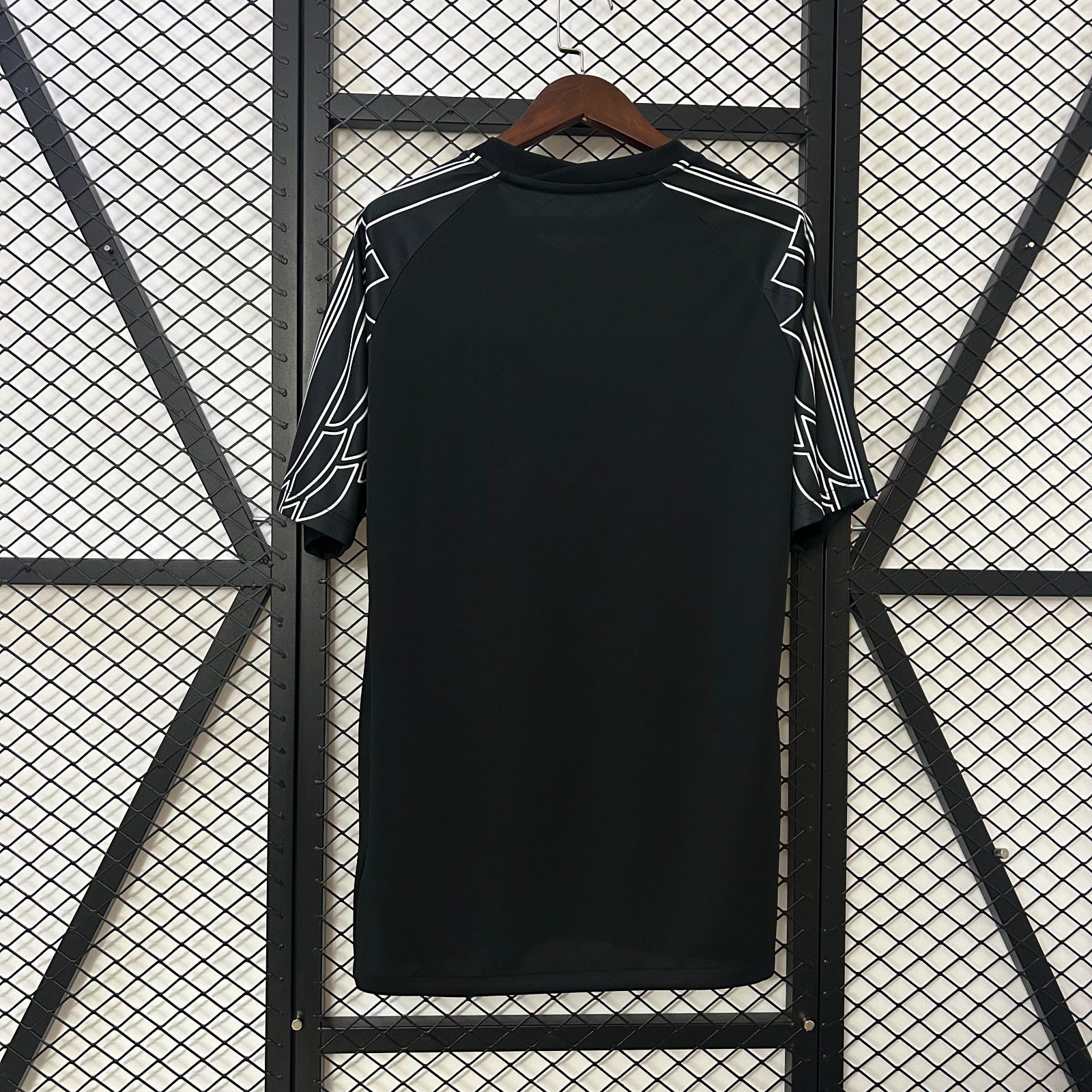 Maillot de football PSG 2024/2025 noir Le 12 -ème Maillot, vue de face, détails du design et logo de l'équipe.