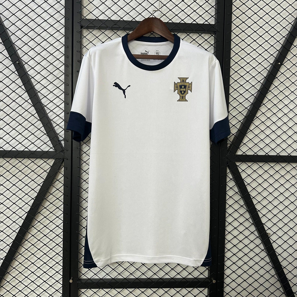Maillot Portugal 24/25 de la marque Le 12 -ème Maillot, vue de face avec détails du logo et design sportif.