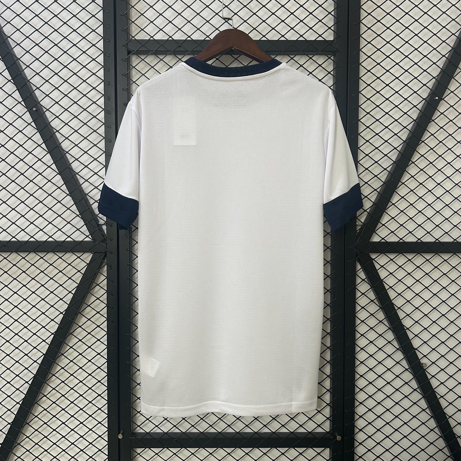 Maillot Portugal 24/25 de la marque Le 12 -ème Maillot, vue de face avec détails du design et couleurs officielles.