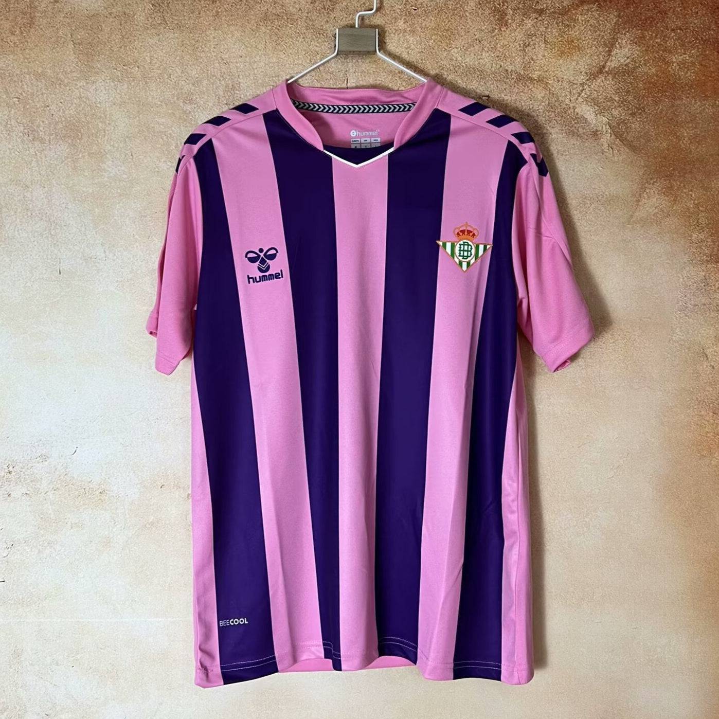 Maillot 24/25 Real Betis Le 12-ème Maillot, maillot de football vert avec logo de l'équipe, vue de face.
