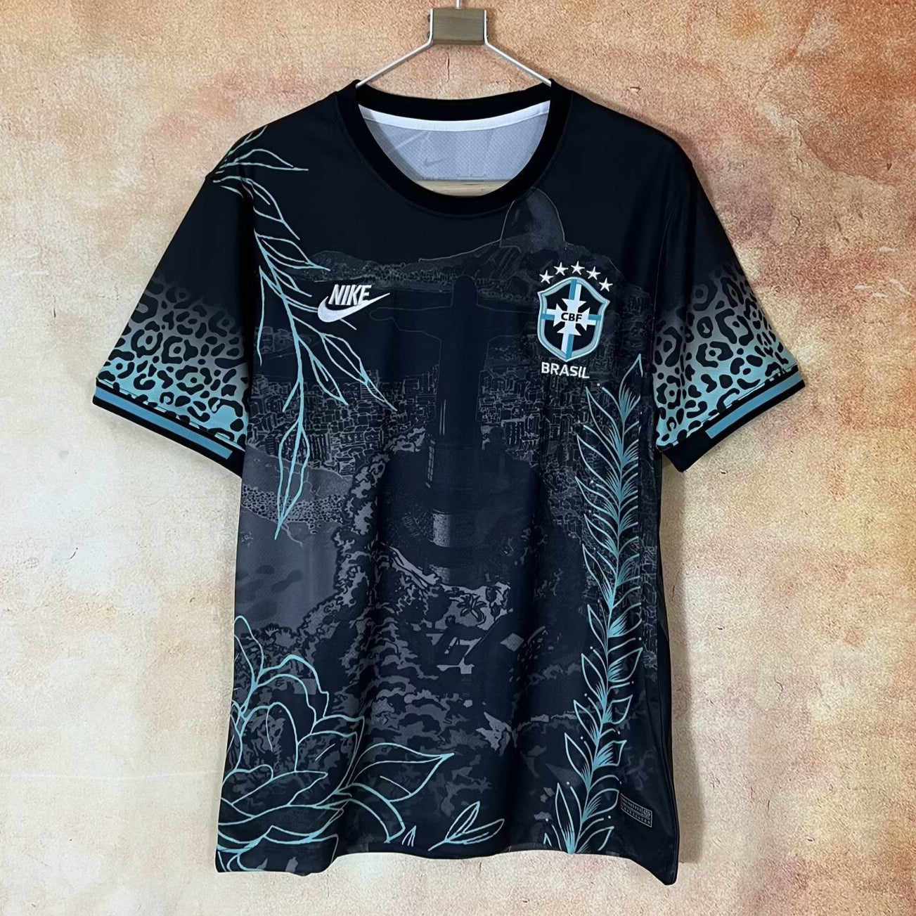 Maillot de football Brésil 2024/2025 Le 12 -ème Maillot, maillot officiel avec logo et design spécial D, vue de face.