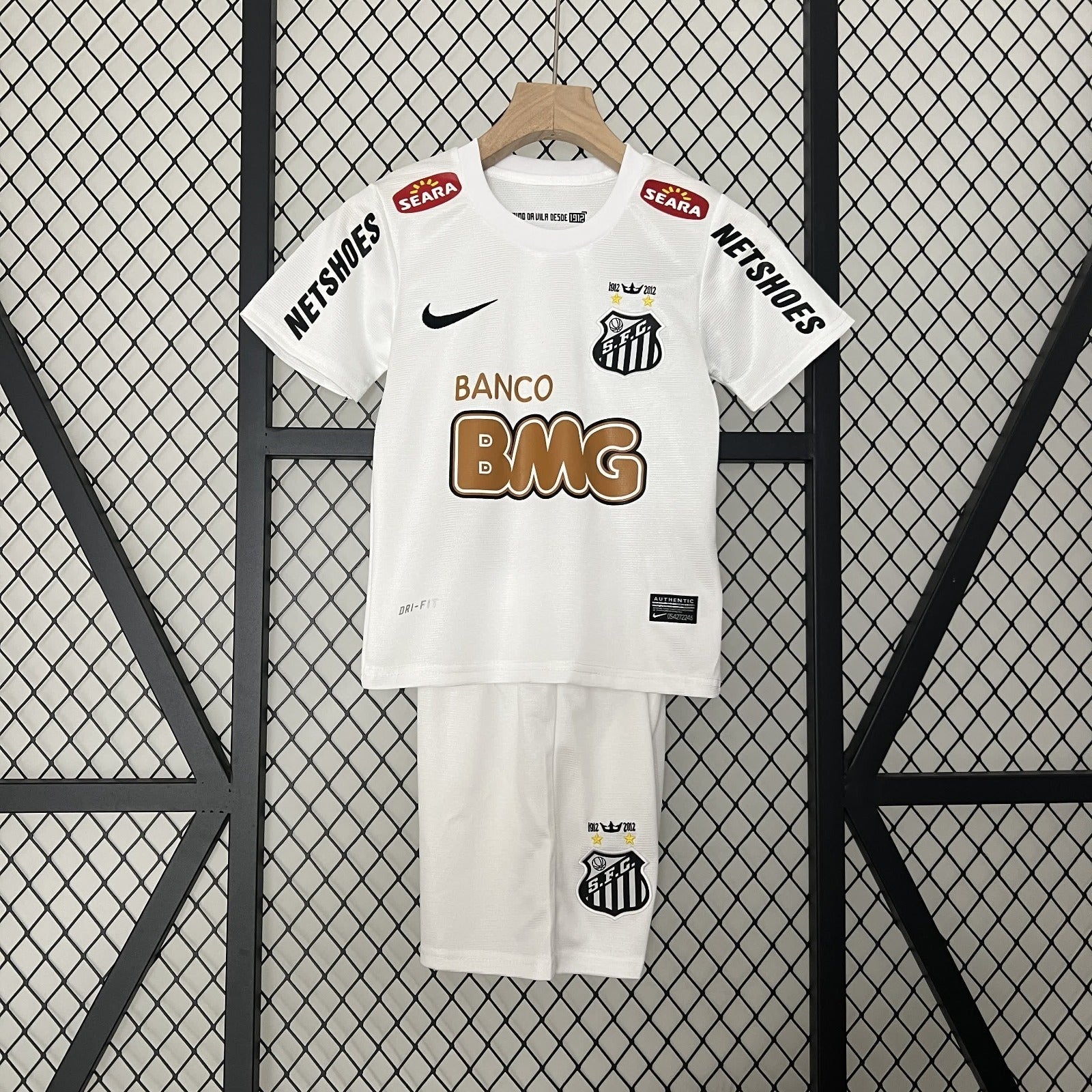 Ensemble pour enfant Santos de la marque Le 12 -ème Maillot, comprenant un maillot et un pantalon assortis, en coton.