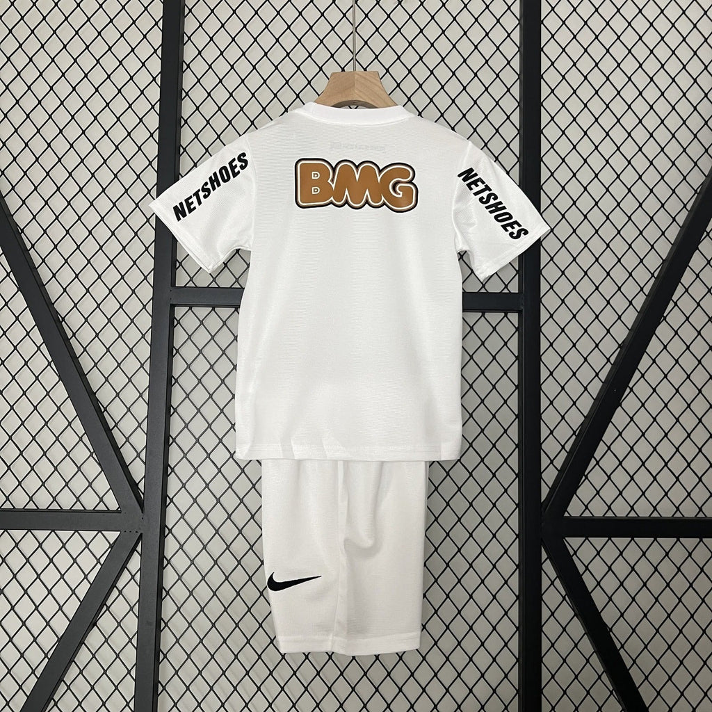 Ensemble pour enfant Santos 25/26 de la marque Le 12 -ème Maillot, vêtements colorés et confortables pour garçon.