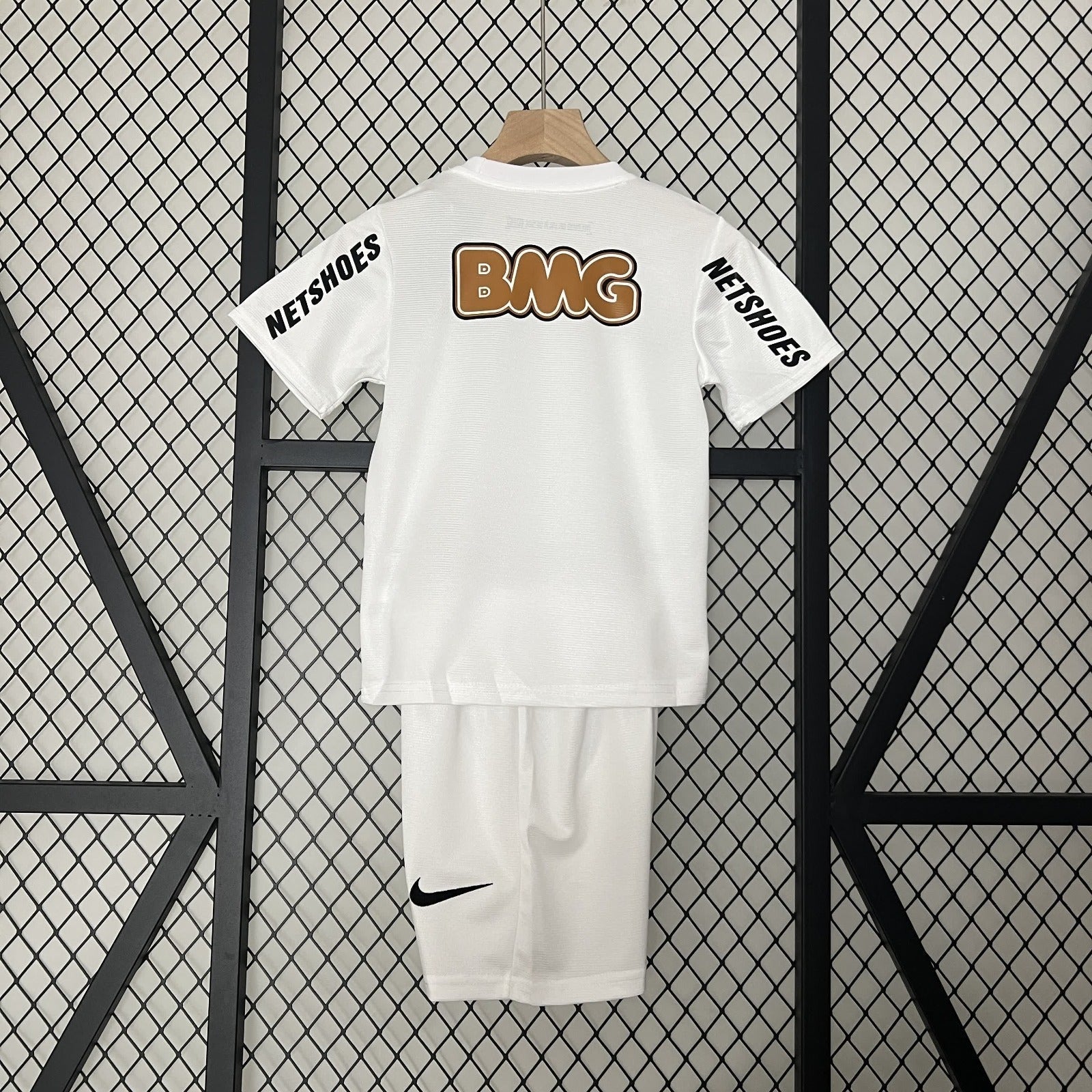 Ensemble pour enfant Santos 25/26 de la marque Le 12 -ème Maillot, vêtements colorés et confortables pour garçon.