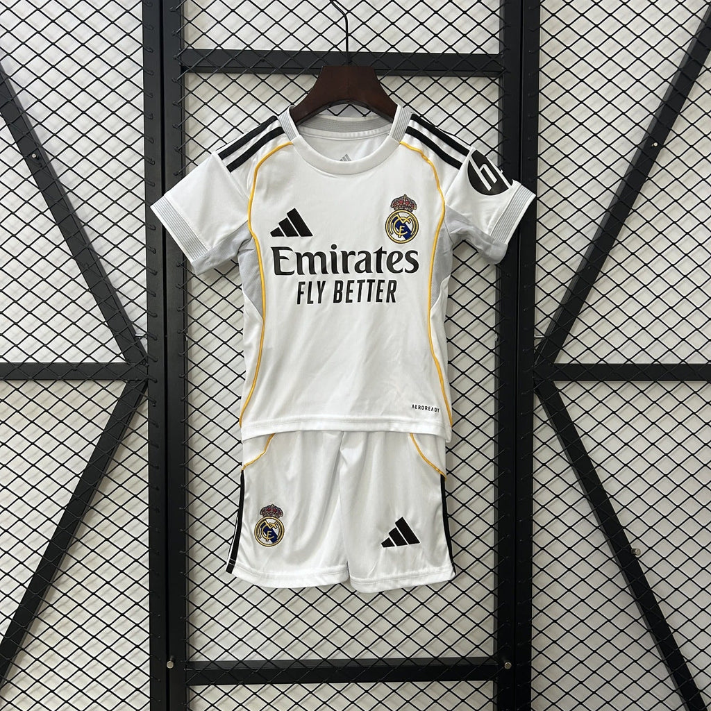 Ensemble enfant Real Madrid 25/26, maillot et short, de la marque Le 12 -ème Maillot, pour jeunes fans de football.