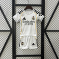 Ensemble enfant Real Madrid 25/26, maillot et short, de la marque Le 12 -ème Maillot, pour jeunes fans de football.