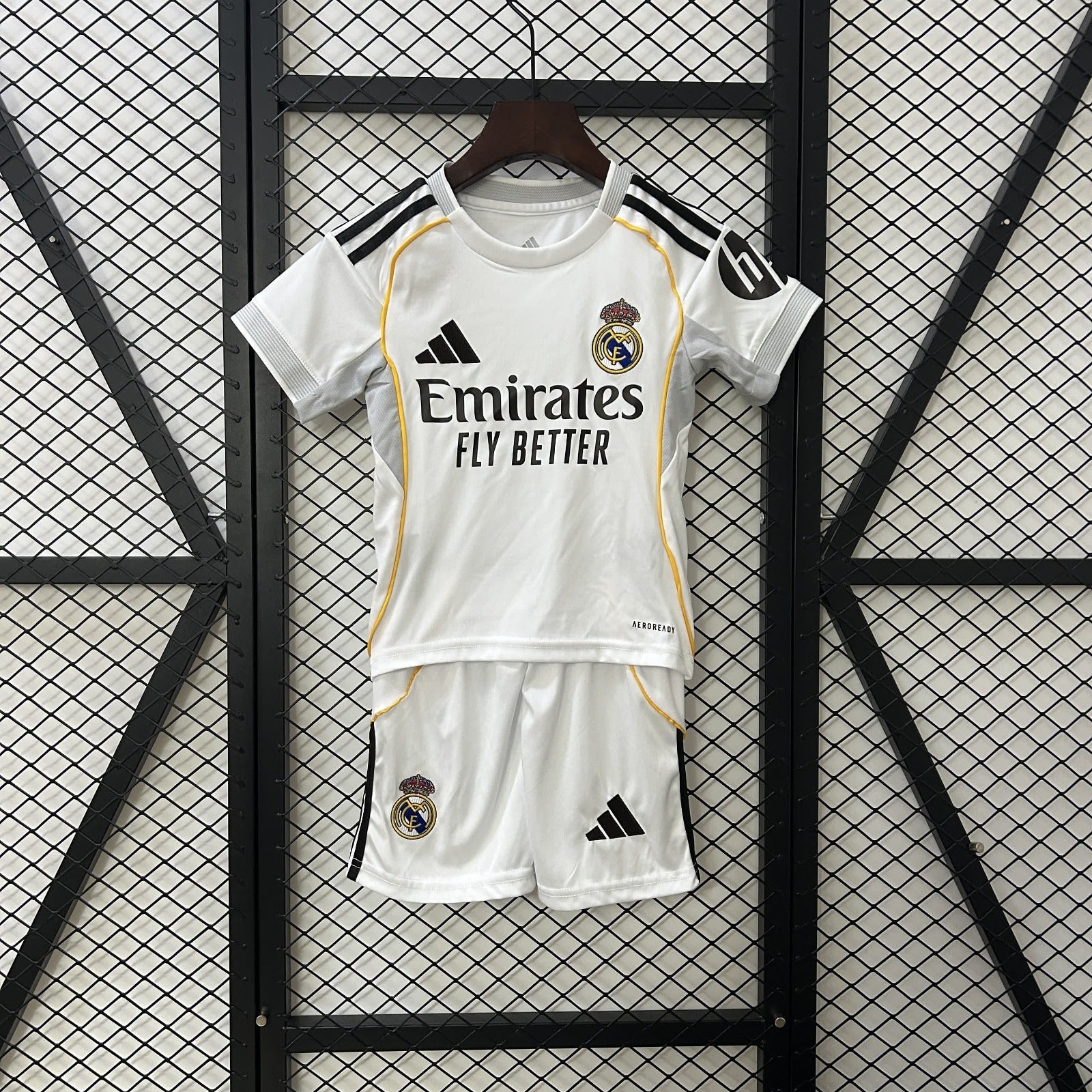 Ensemble enfant Real Madrid 25/26, maillot et short, de la marque Le 12 -ème Maillot, pour jeunes fans de football.