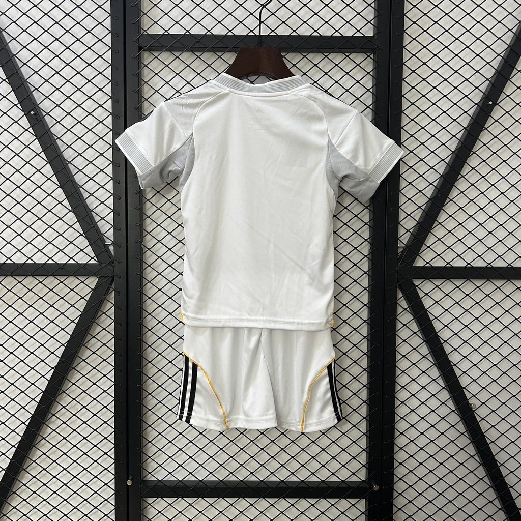 Ensemble enfant Real Madrid 25/26, maillot et short, de la marque Le 12 -ème Maillot, pour jeunes supporters de football.