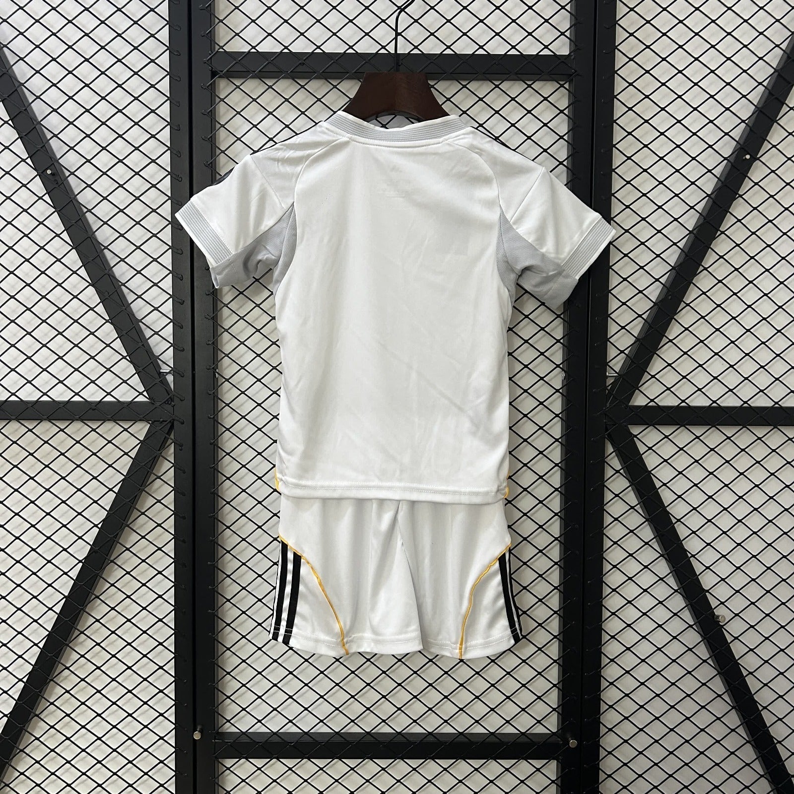 Ensemble enfant Real Madrid 25/26, maillot et short, de la marque Le 12 -ème Maillot, pour jeunes supporters de football.