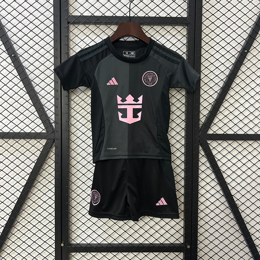 Ensemble pour enfant Inter Miami de Le 12 -ème Maillot, maillot et short, couleurs bleues et roses, parfait pour supporter l'équipe.