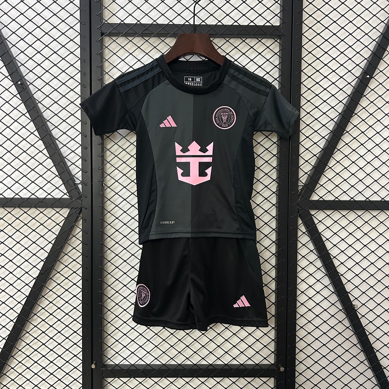 Ensemble pour enfant Inter Miami de Le 12 -ème Maillot, maillot et short, couleurs bleues et roses, parfait pour supporter l'équipe.