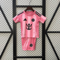 Ensemble pour enfant Inter Miami de Le 12 -ème Maillot, maillot et short en tissu léger, en couleurs noir et rose.