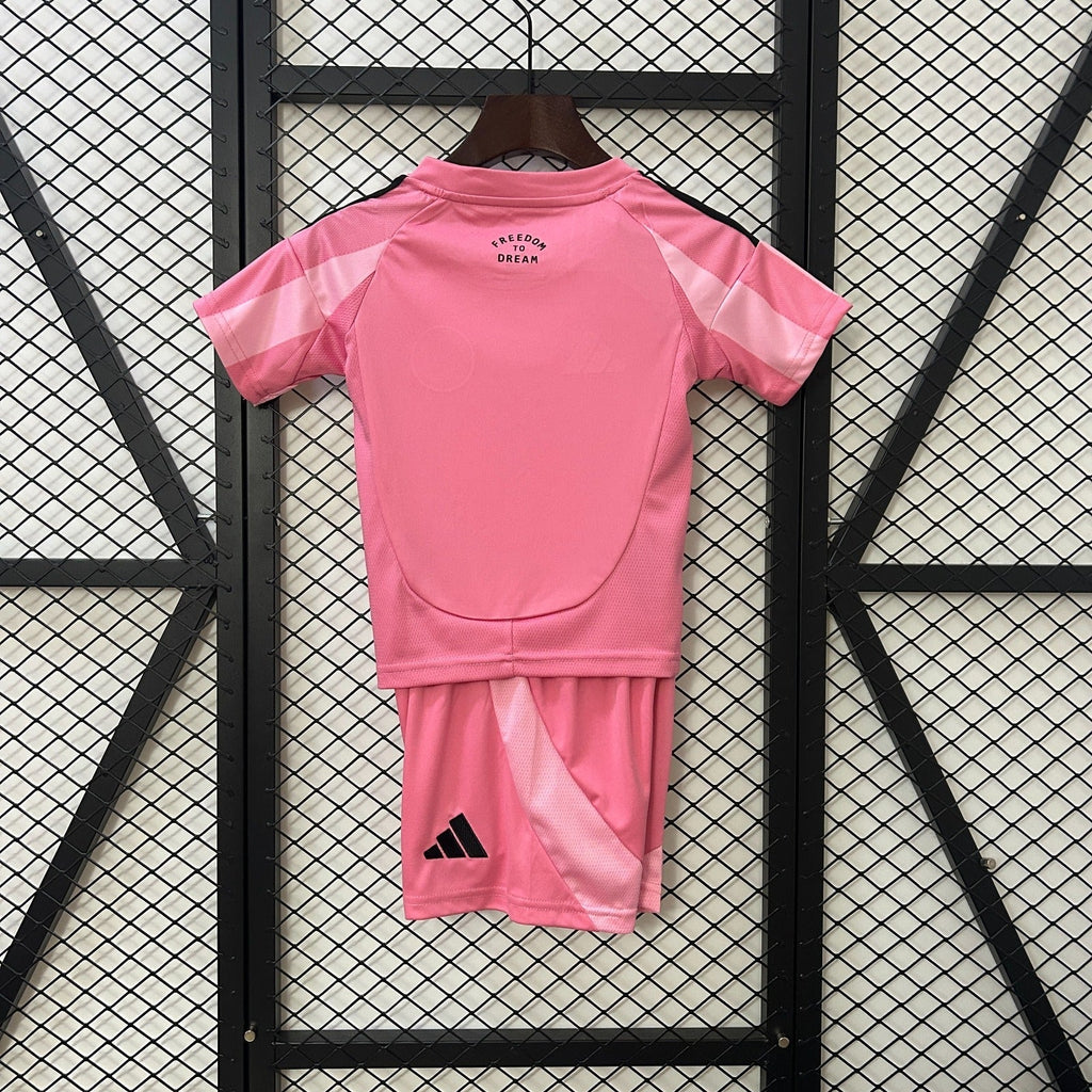Ensemble enfant Inter Miami de Le 12-ème Maillot, maillot et short pour enfants, couleurs bleu et rose, style sportif.