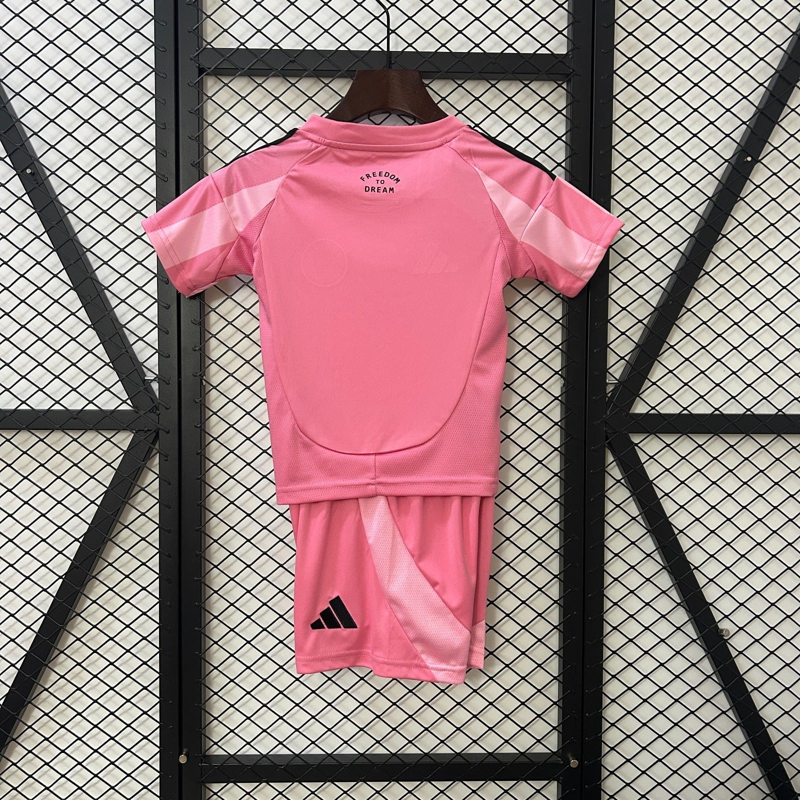 Ensemble enfant Inter Miami de Le 12-ème Maillot, maillot et short pour enfants, couleurs bleu et rose, style sportif.