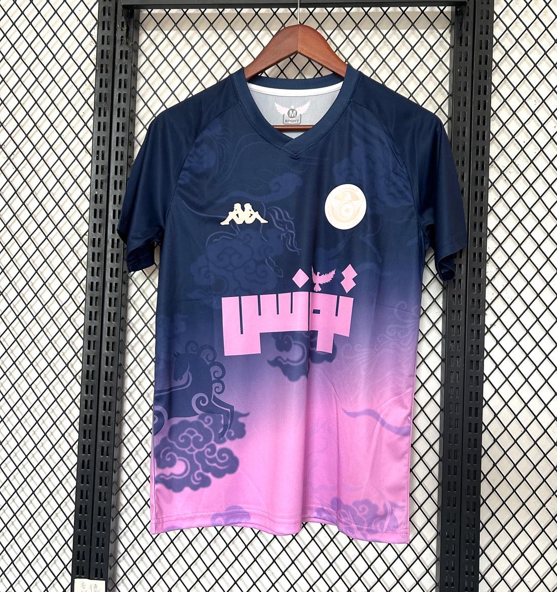 Maillot de football Tunisie 25/26, modèle spécial, en bleu avec logo et détails du Le 12 -ème Maillot, vue frontale.