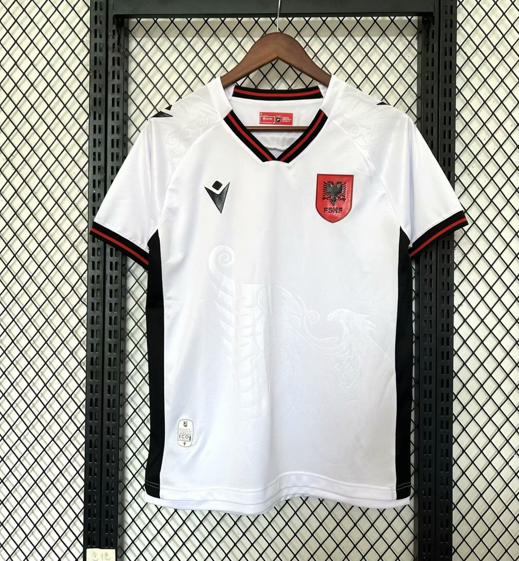 Maillot 25/26 de l'équipe Albanie, en tissu sportif, porté par un modèle, avec logo et détails colorés, de la marque Le 12 -ème Maillot