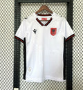 Maillot 25/26 de l'équipe Albanie, en tissu sportif, porté par un modèle, avec logo et détails colorés, de la marque Le 12 -ème Maillot