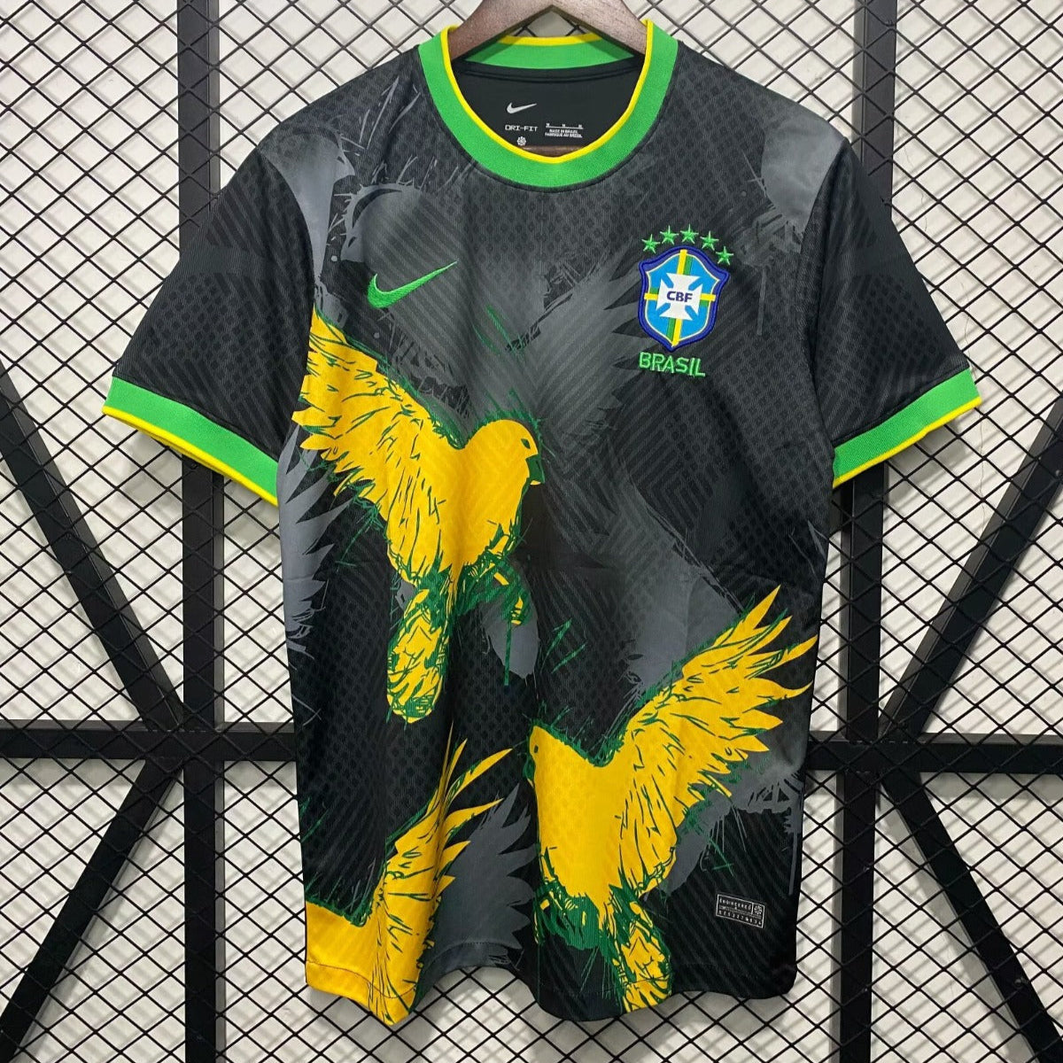 Maillot 24/25 Brésil spécial E de Le 12, maillot de football avec logo et design du Brésil, vue de face.